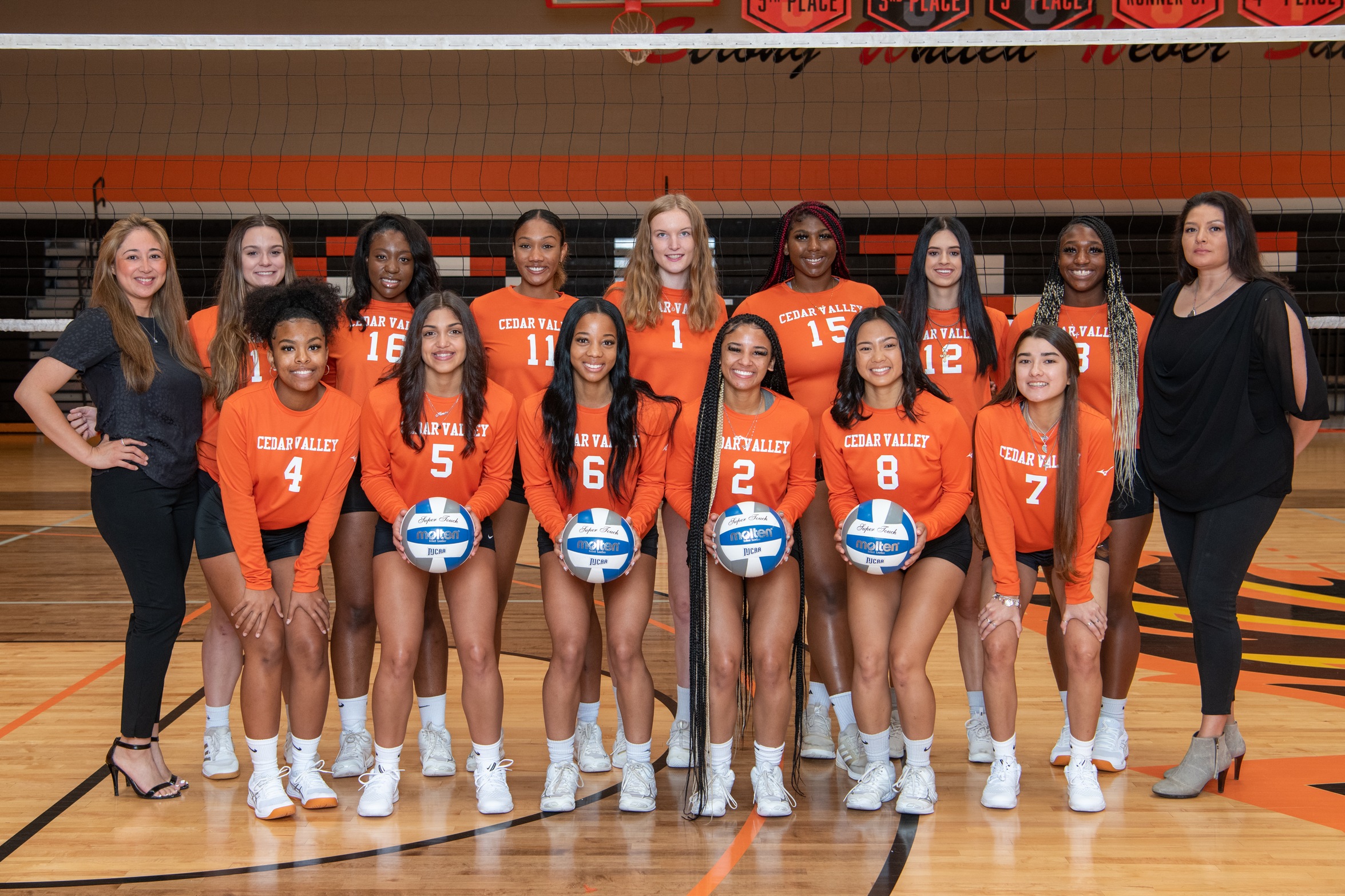 Dallas College Cedar Valley's 2022 volleyball team.